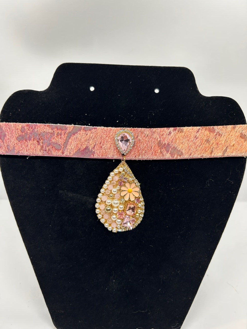 Elegant Pink Teardrop Pendant Choker Necklace